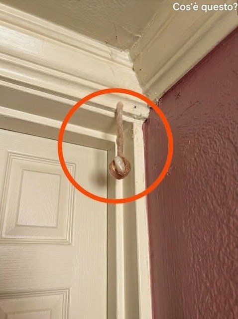 My husband and I booked a hotel room for our vacation. In the room, I discovered this. I’ve been staring at it for half an hour, but I still can’t figure out what it is. Does anyone know what it is? The answer is in the first comment. 