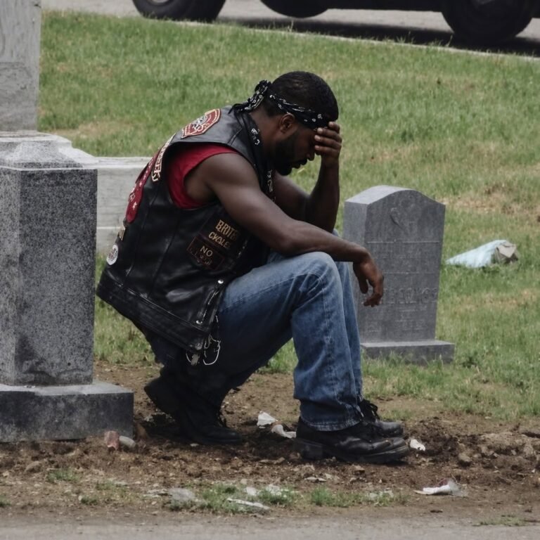 The Stranger at My Wife’s Grave: The Heartbreaking Secret That Changed Everything