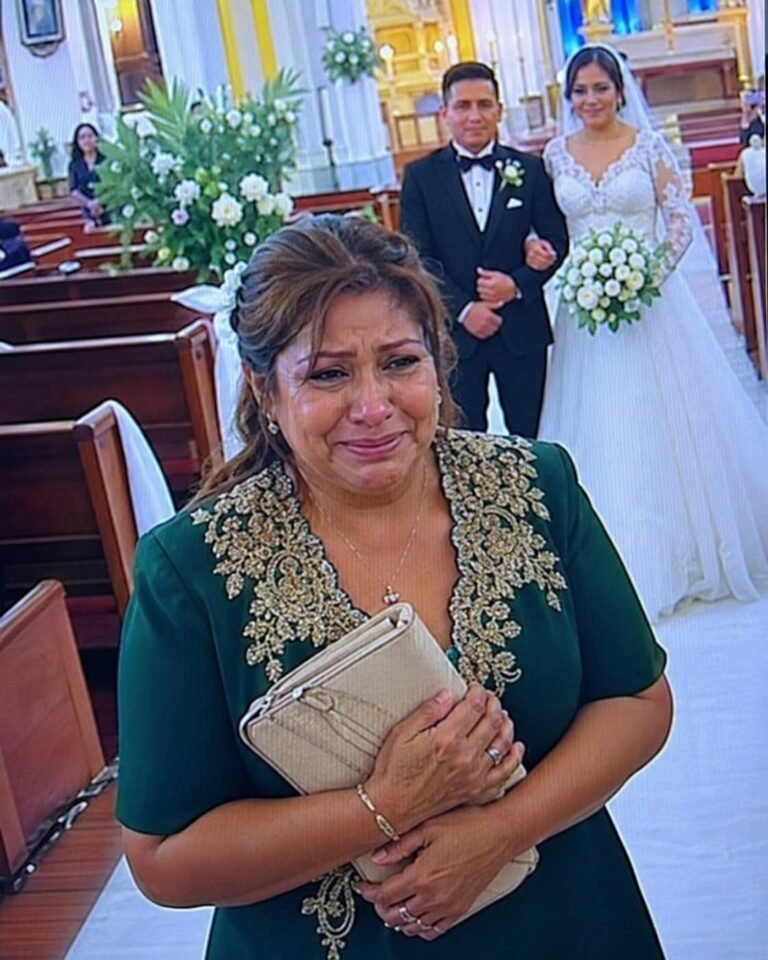 HERE’S THE OLD GREEN DRESS THEY MOCKED… UNTIL THE BRIDE STOPPED THE WEDDING AND SAID, “NO ONE MOVES UNTIL HIS MOTHER STANDS BESIDE ME”