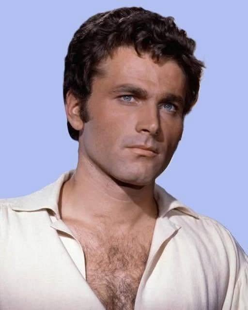 God just look at those blue eyes 😮 He literally made all the women drool in the 60s and the 70s 🤤 Get ready, because you haven’t seen a more handsome man at 82 years old. 😮🤤 Check the comments ⬇️👇