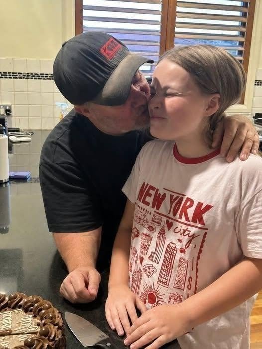 Before cutting ad my birthday cake, my father kissed me ad whispered to me, “Come to sleep next to me this karanoche”… There was something in her voice that ad made the knife in my hand tremble